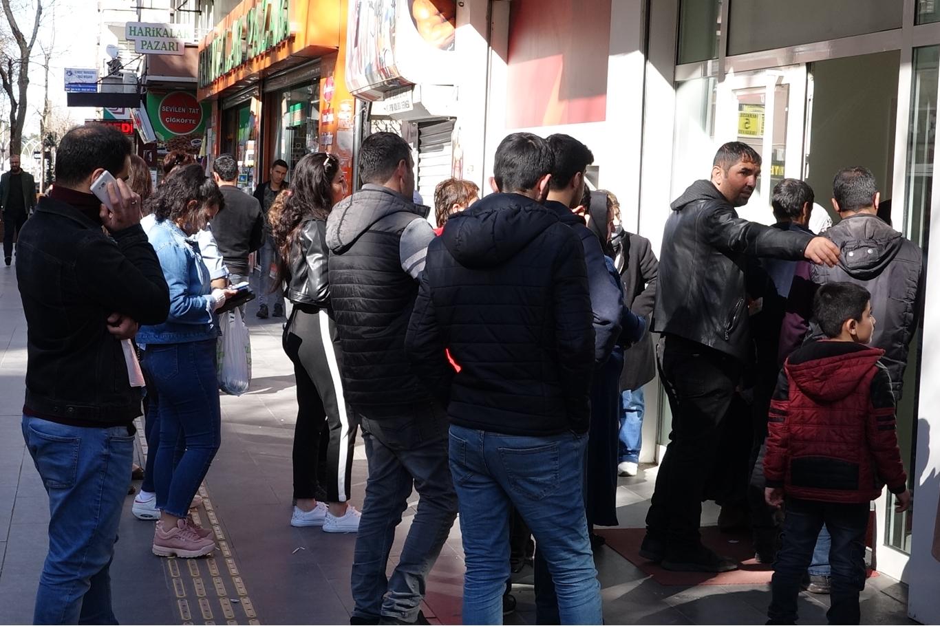 Bankaların mesai saatlerinin değişmesi uzun kuyruklar oluşturdu Bankaların mesai saatlerinin değişmesi uzun kuyruklar oluşturdu